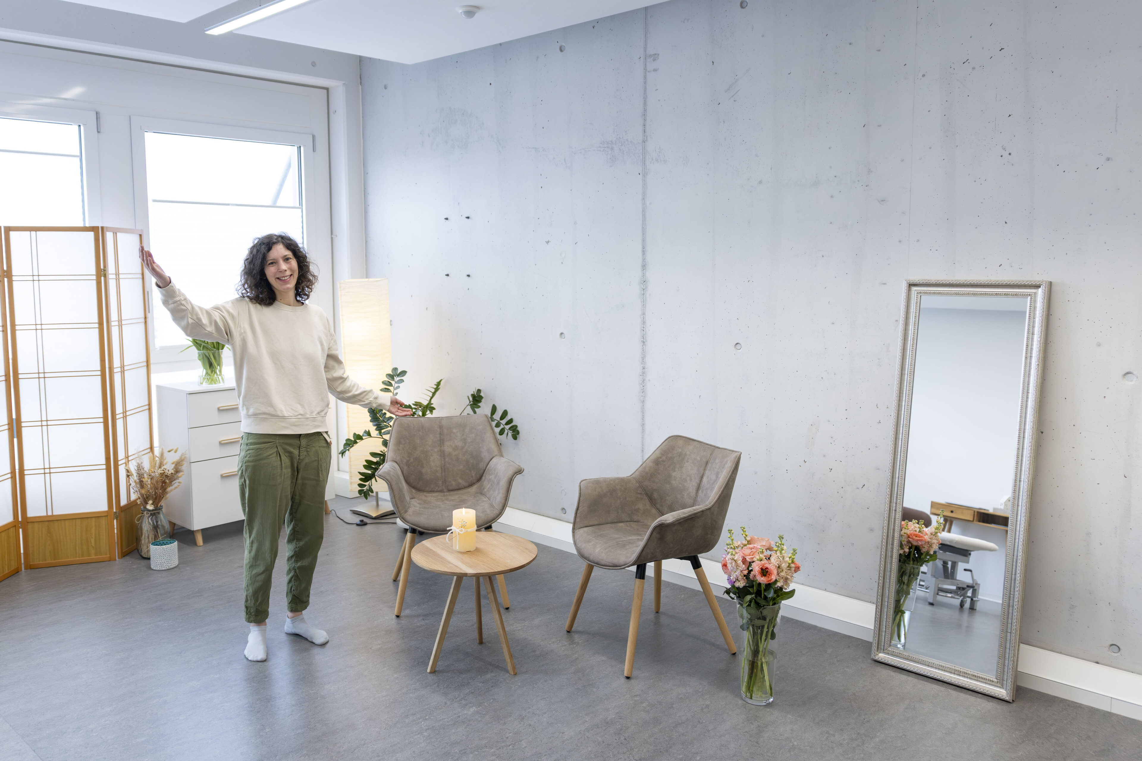 Céline Wetzel freut sich auf ihre schwangere Klientin und heisst sie Willkomen in den Räumlichkeiten von Kraftfluss GmbH