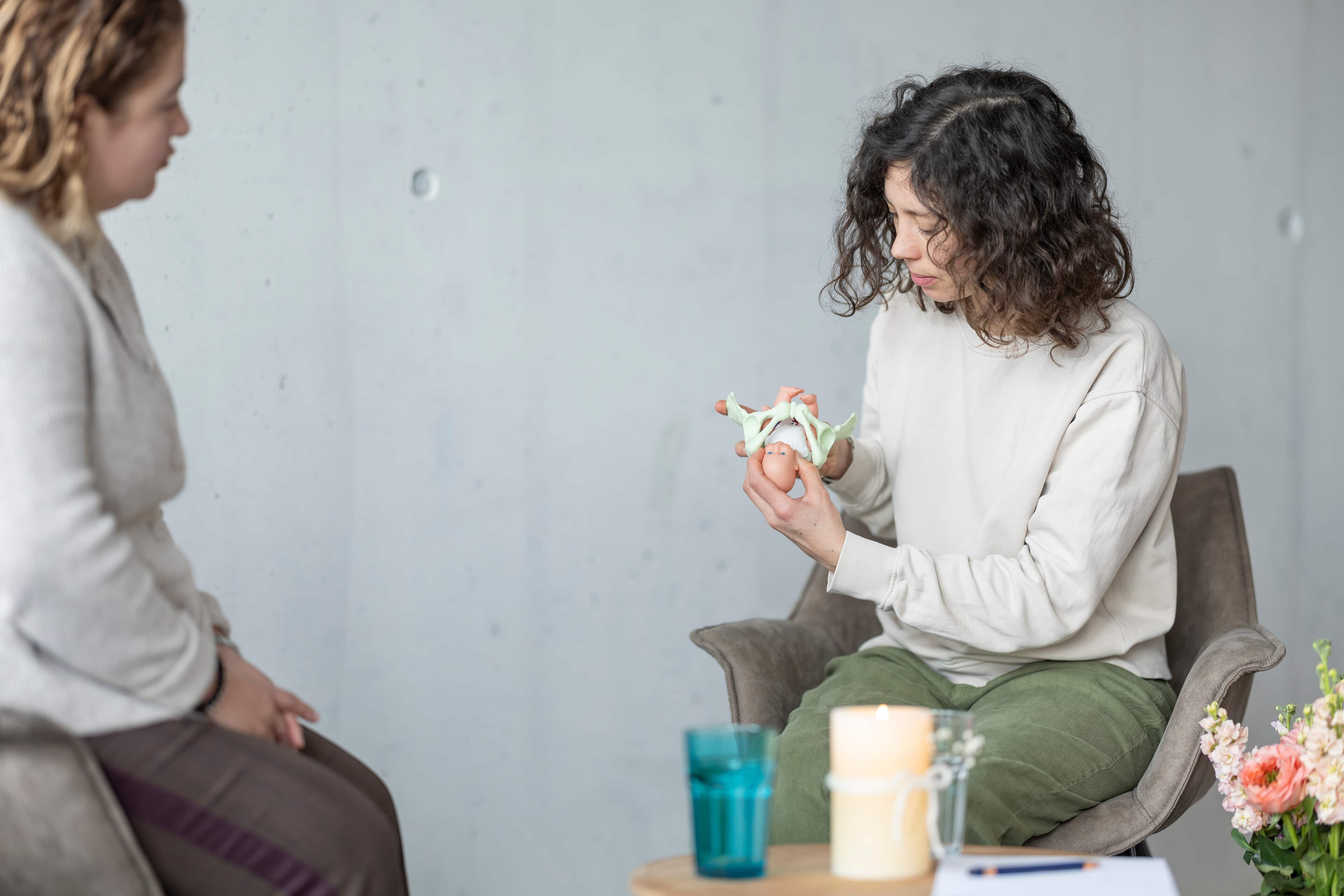 Céline Wetzel zeigt der Klientin den Geburtsvorgang anhand einer Nachbildung des Beckens
