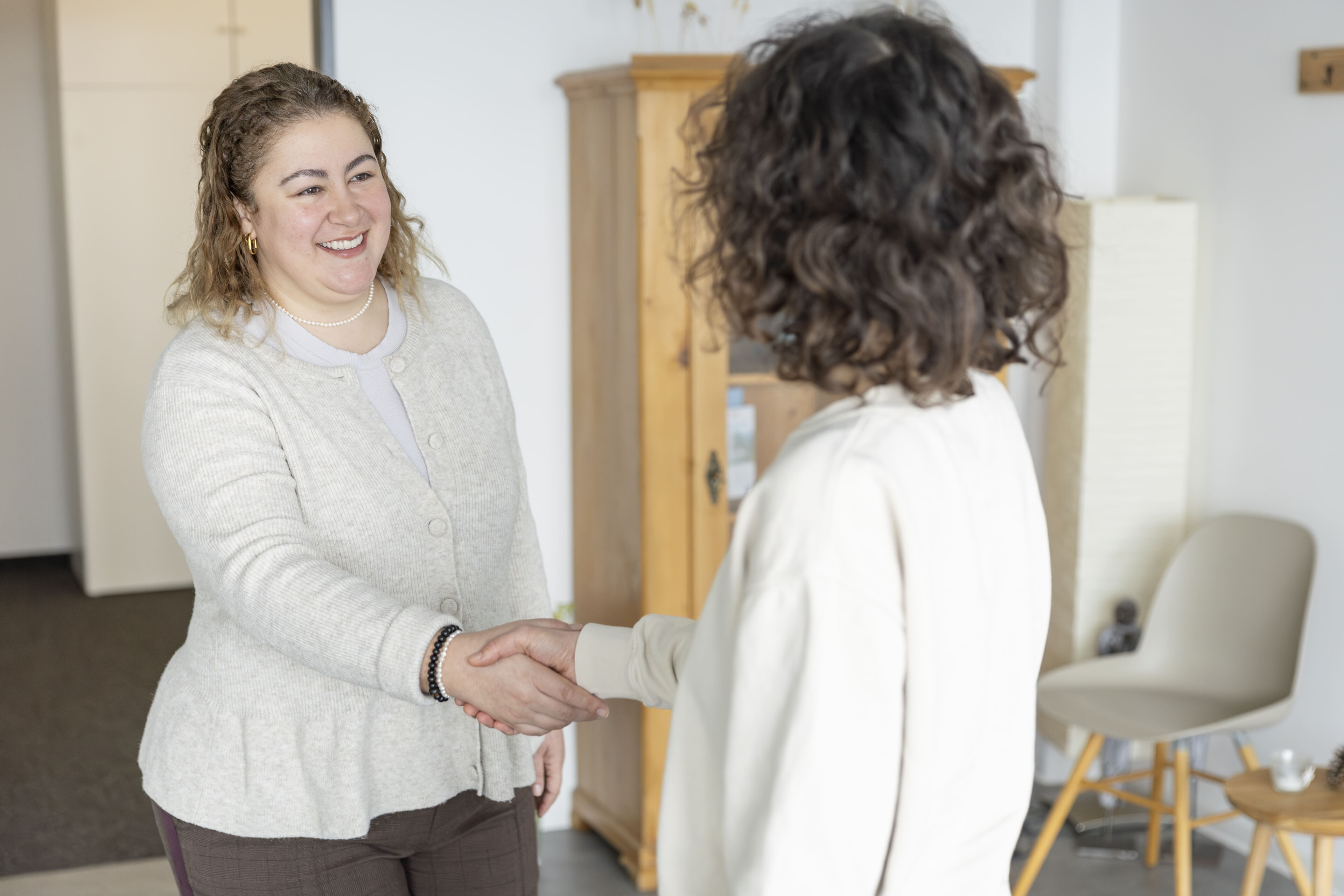 Céline Wetzel begrüsst Doula Klientin in den Räumlichkeiten von Kraftfluss GmbH