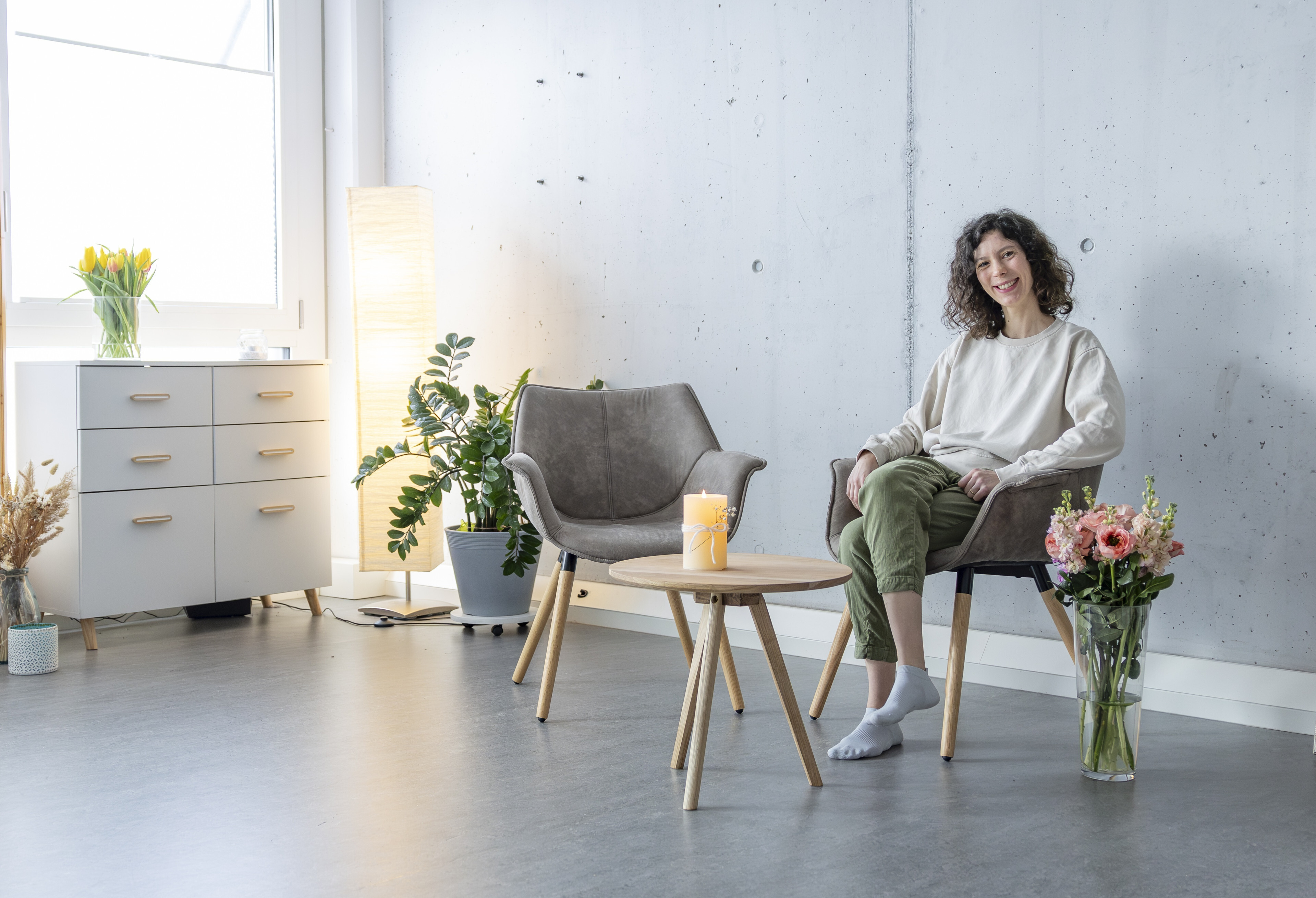 Céline Wetzel freut sich auf ihre schwangere Klientin und heisst sie Willkomen in den Räumlichkeiten von Kraftfluss GmbH